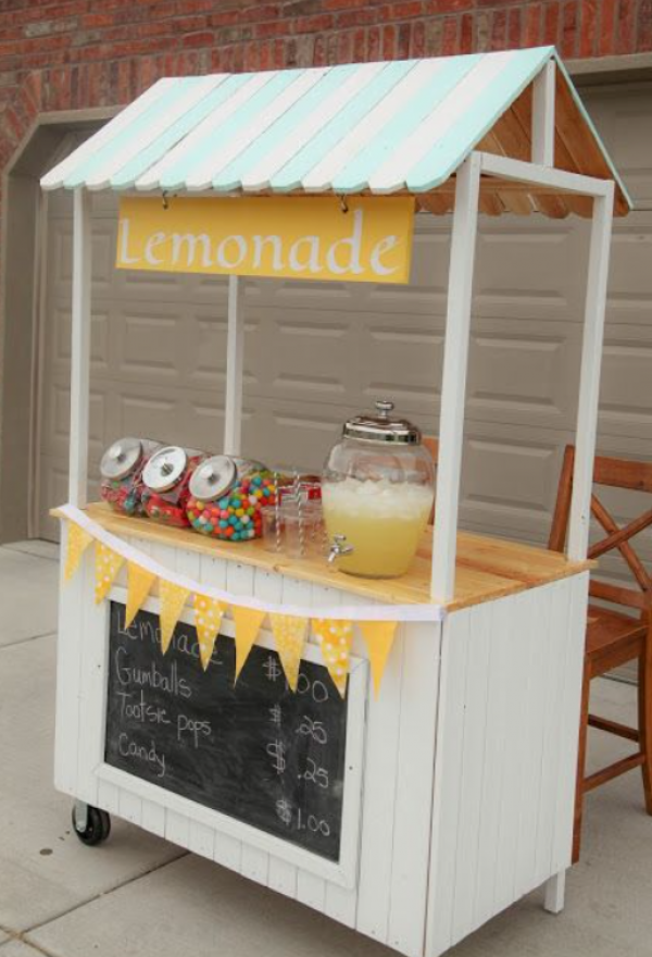 Stand jualan minuman dengan desain konsep pesta